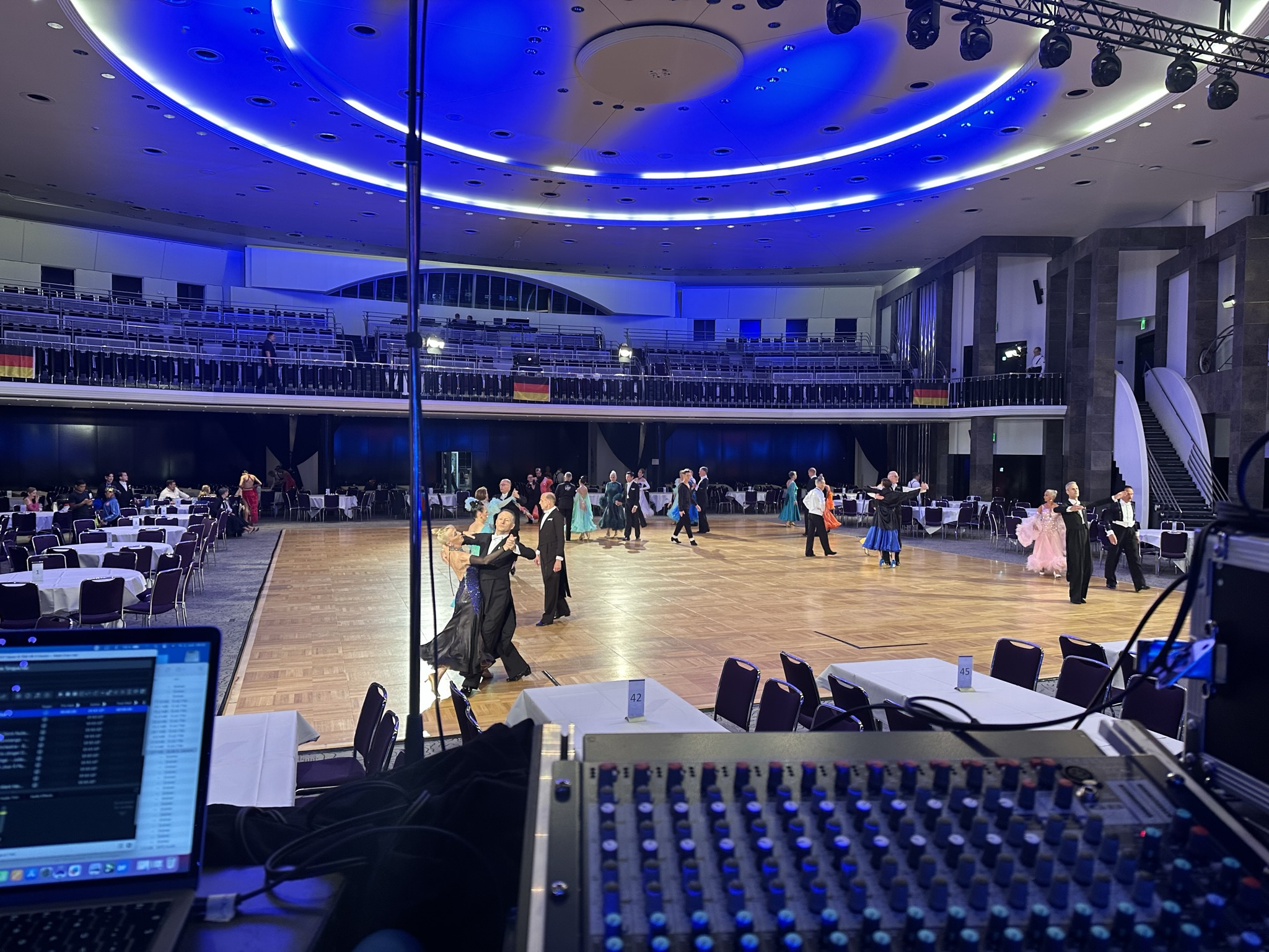 Dance Sport Festival Bremen – Tanzpaare mit blauer Deckenbeleuchtung